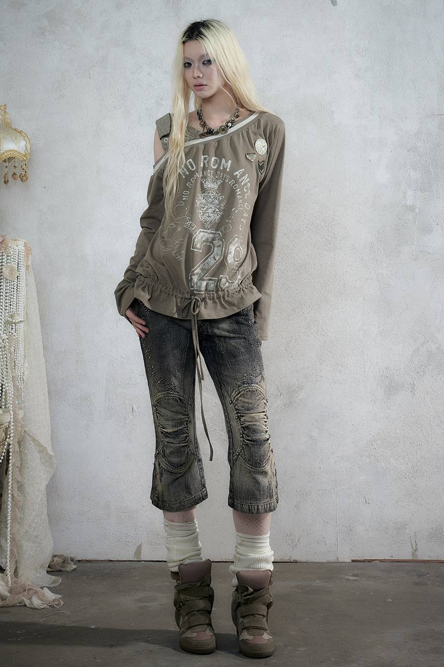 Distressed Stud Capri Jeans